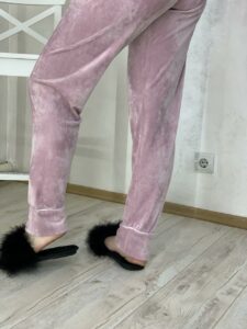 Жіноча велюрова піжама BO.Brand з поясом та штанами - Зображення 7