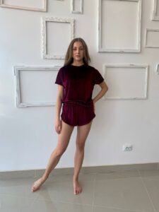 Піжама жіноча 3 в 1 велюрова BO.Brand (футболка, шорти та штани, бордовий) - Зображення 3