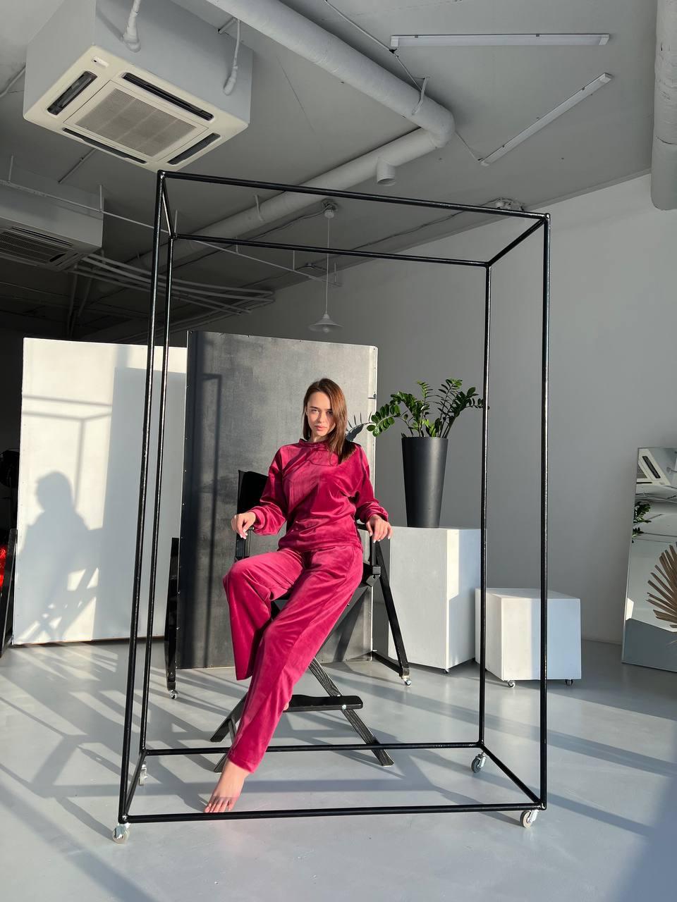 4090427105_iz-kofta Велюрова жіноча піжама зі штанами BO.Brand (кофта та штани кюлоти з карманами, колір малиновий) - Зображення 1