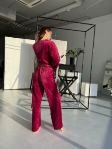 Велюрова жіноча піжама зі штанами BO.Brand (кофта та штани кюлоти з карманами, колір малиновий) - Зображення 5