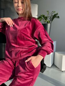 Велюрова жіноча піжама зі штанами BO.Brand (кофта та штани кюлоти з карманами, колір малиновий) - Зображення 3