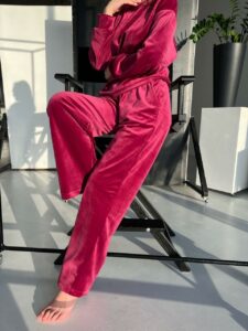 Велюрова жіноча піжама зі штанами BO.Brand (кофта та штани кюлоти з карманами, колір малиновий) - Зображення 4