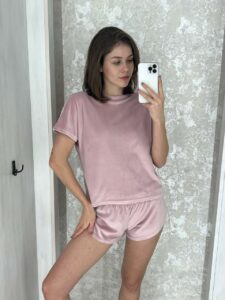 Жіноча піжама BO.Brand футболка та шорти, велюр, колір пудровий - Зображення 5