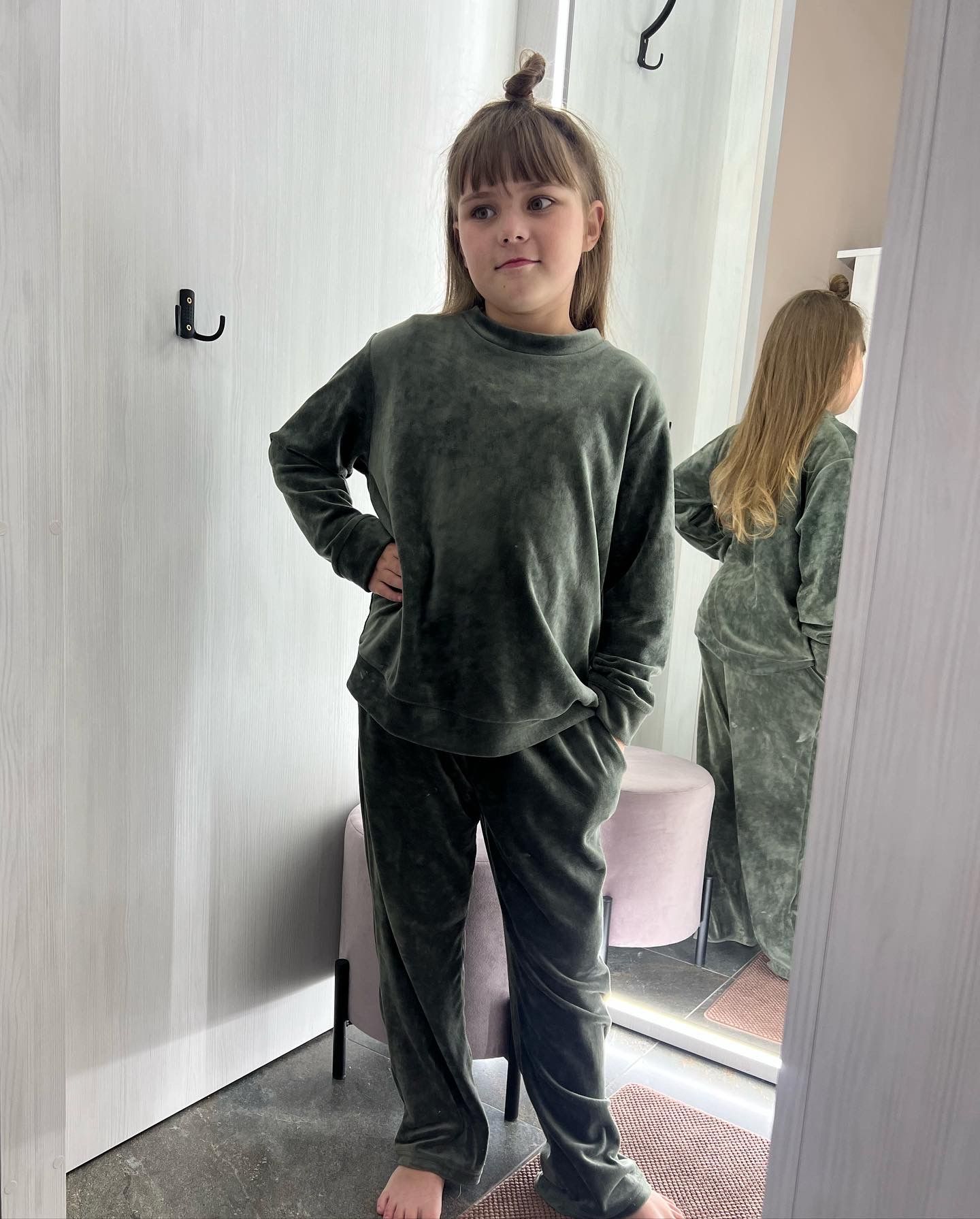 bdb69baf-f18c-4314-ab14-c991d9914cc4_1 Велюрова піжама для дітей BO.Brand, светр зі штанами, колір хакі - Зображення 1