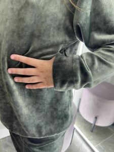 Велюрова піжама для дітей BO.Brand, светр зі штанами, колір хакі - Зображення 2