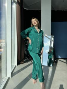 Жіноча шовкова піжама BO.Brand зеленого кольору (сорочка з поясом та штани) - Зображення 3