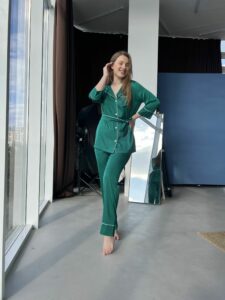 Жіноча шовкова піжама BO.Brand зеленого кольору (сорочка з поясом та штани) - Зображення 5