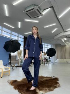 Жіноча шовкова піжама BO.Brand, сорочка та штани, колір синій - Зображення 2