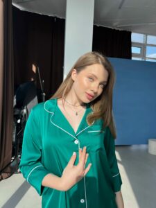 Жіноча шовкова піжама BO.Brand зеленого кольору (сорочка з поясом та штани) - Зображення 13