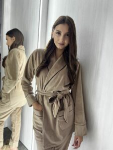 Жіноча велюрова піжама BO.Brand бежева (халат з поясом і штани) - Зображення 3