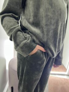 Велюрова піжама для дітей BO.Brand, светр зі штанами, колір хакі - Зображення 4