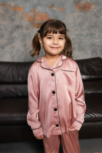 Дитяча шовкова піжама BO.Brand в кольорі пудра - Зображення 2