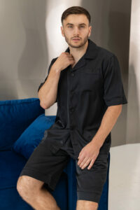 Піжама чоловіча шовкова BO.Brand шорти і сорочка в чорному кольорі - Зображення 2