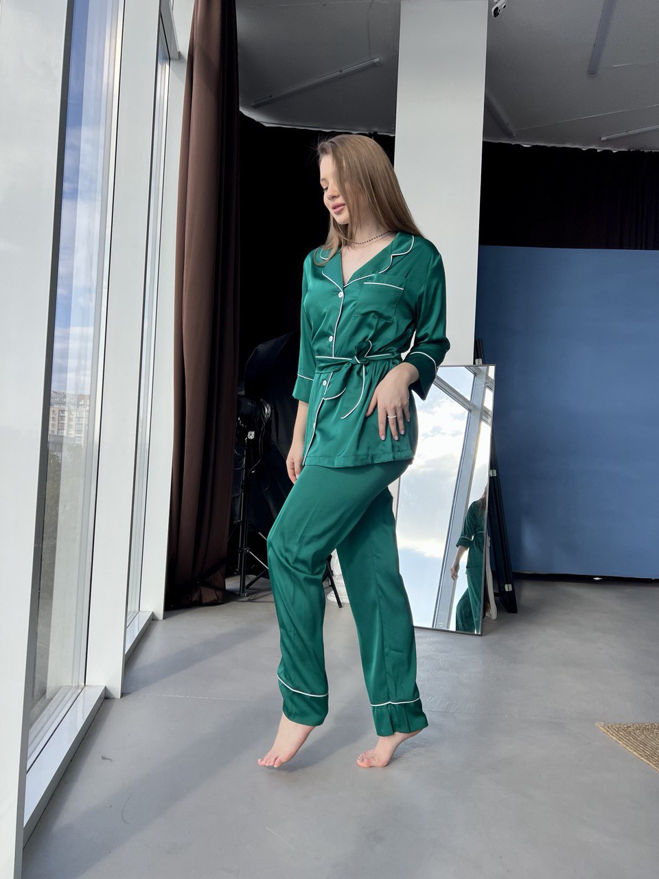 photo1698234332 Жіноча шовкова піжама BO.Brand зеленого кольору (сорочка з поясом та штани) - Зображення 1