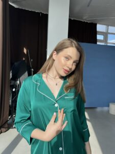 Жіноча шовкова піжама BO.Brand зеленого кольору (сорочка з поясом та штани) - Зображення 2