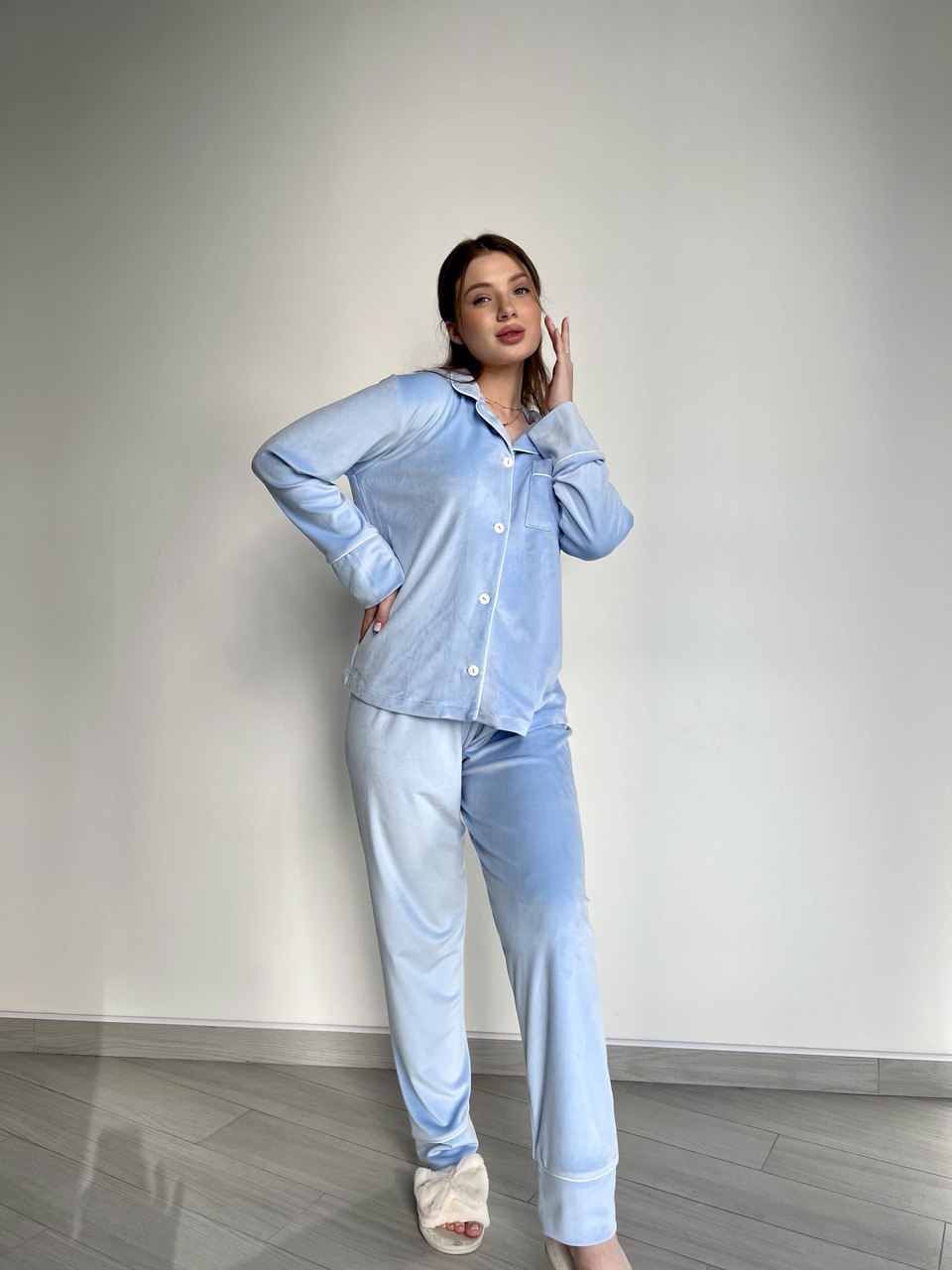 photo1699013263 Тепла велюрова жіноча піжама BO.Brand зі штанами, колір блакитний - Зображення 1
