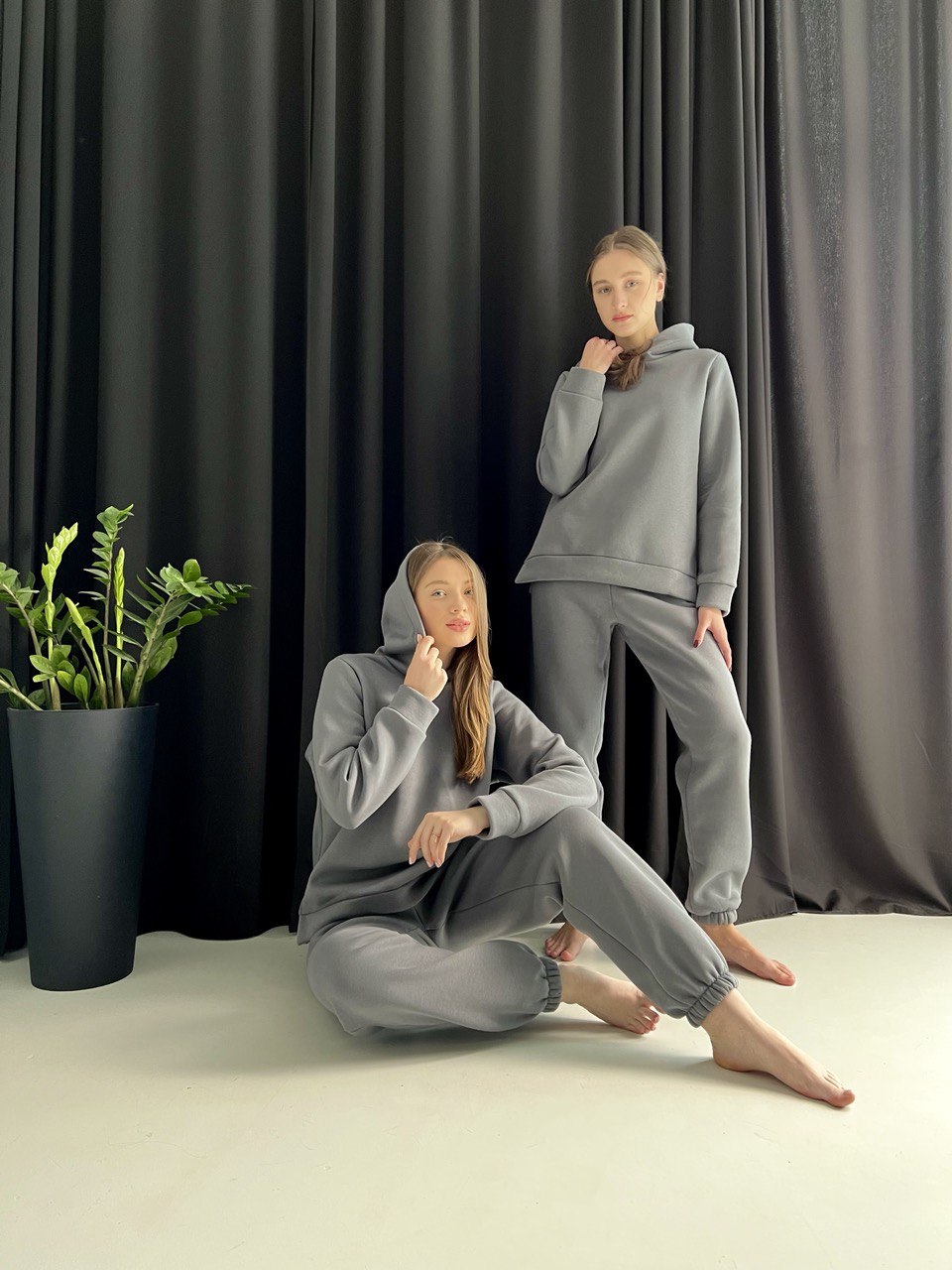 photo1707163666 Жіночий спортивний костюм BO.Brand на флісі , колір графіт - Зображення 1