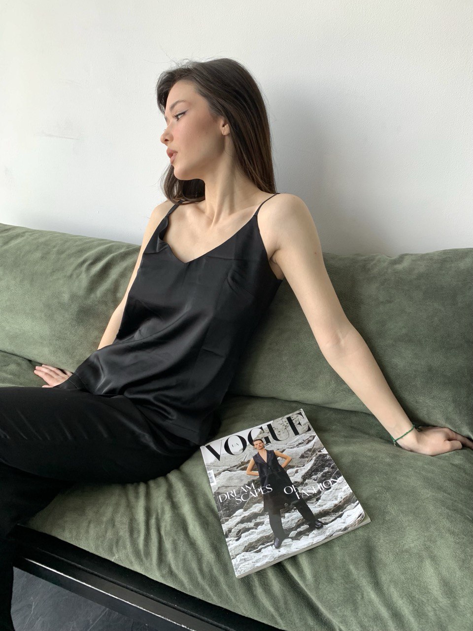 photo1707167009 Шовкова майка жіноча BO.Brand колір чорний і білий - Зображення 1