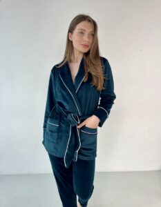 Жіноча велюрова піжама з поясом та штанами BO.Brand (колір смарагд)