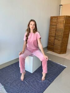 Велюрова жіноча піжама BO.Brand 3 в 1 (футболка, шорти та штани, пудровий) - Зображення 3